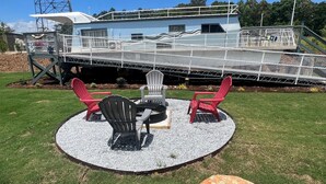 Une terrasse avec des sièges et une vue sur une péniche.