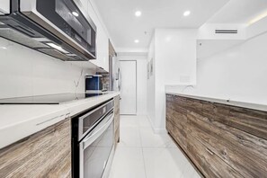 Réfrigérateur, four à micro-ondes, un four, surface de cuisson