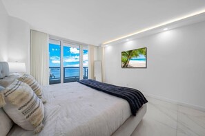 1 bedroom, desk, iron/ironing board, travel crib - Central Long Stay Base | Gym & Balcony | StayCozy (Miami)
