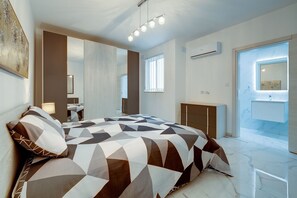 2 bedrooms, iron/ironing board, WiFi