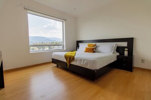 3 bedrooms, in-room safe, desk, iron/ironing board