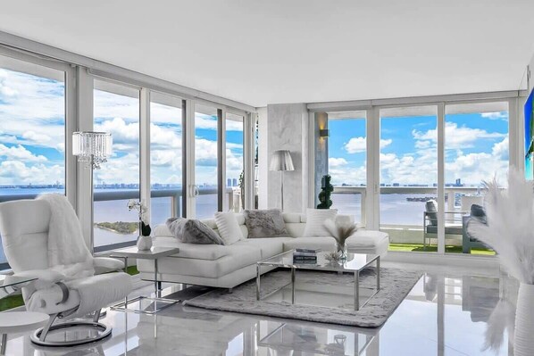 TV, offices - Bayview Brilliance | Art Basel Perfect! (Miami)