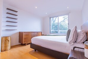 2 間睡房、房內夾萬、熨斗/熨衫板、可攜式嬰兒床