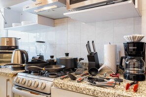 Kühlschrank, Mikrowelle, Ofen, Herdplatte