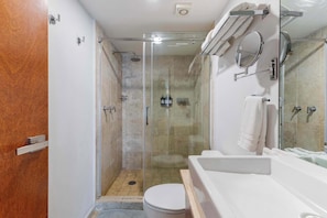 Badewanne, Haartrockner, Handtücher, Seife