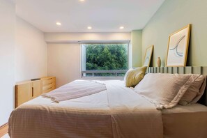 1 Schlafzimmer, Zimmersafe, Schreibtisch, Bügeleisen/Bügelbrett