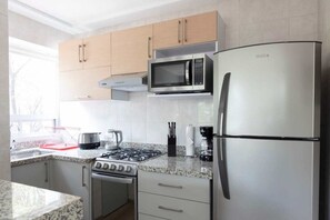 Een koelkast, een magnetron, een oven, een kookplaat