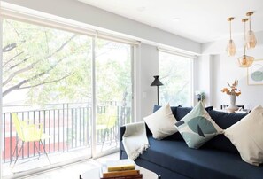 Een televisie, videogames, boeken en een stereo