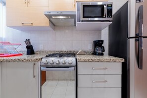 ثلاجة، ميكروويف، فرن، موقد طهي مسطح