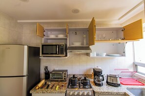 ثلاجة، ميكروويف، فرن، موقد طهي مسطح