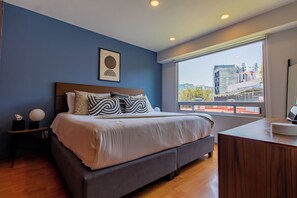 1 غرفة نوم وخزنة داخل الغرفة ومكتب ومكواة/لوح كي