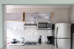 Refrigerador, microondas, horno y parrilla de estufa 