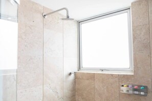 Baignoire, sèche-cheveux, serviettes fournies, savon