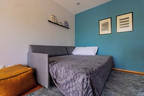 1 غرفة نوم وخزنة داخل الغرفة ومكتب ومكواة/لوح كي