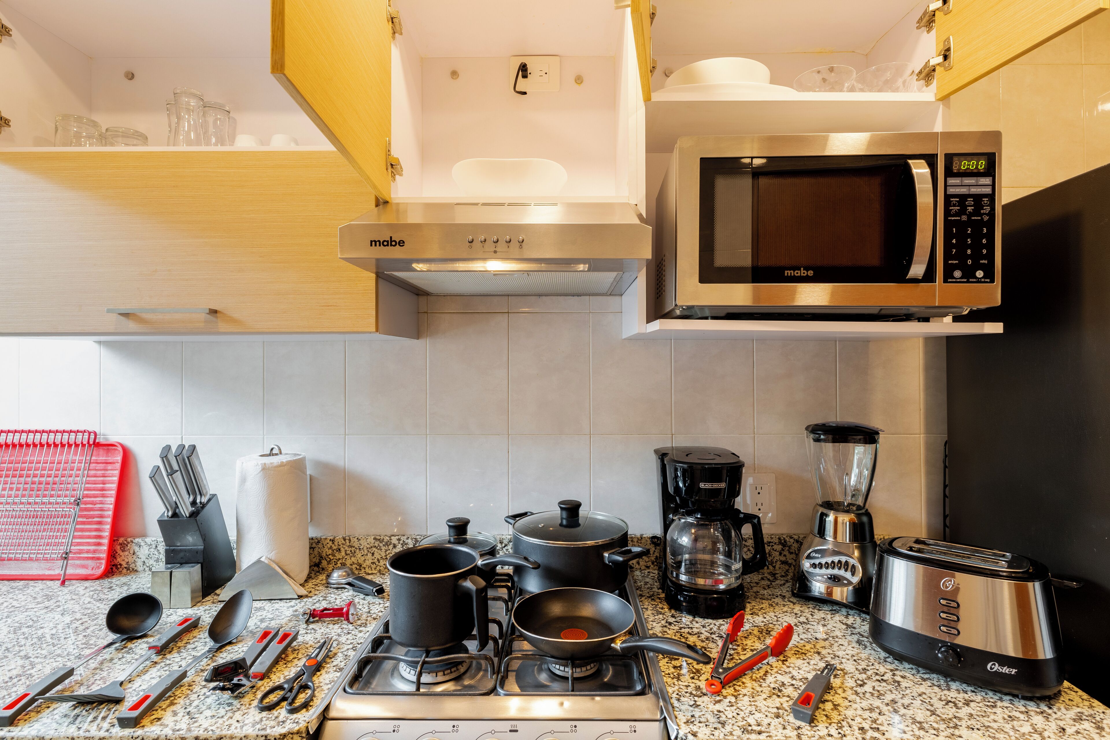 Refrigerador, microondas, horno y parrilla de estufa 