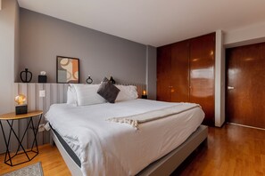 1 Schlafzimmer, Zimmersafe, Schreibtisch, Bügeleisen/Bügelbrett