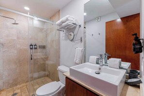 Bathtub, hair dryer, towels, soap - Capitalia | Lovely Urban w/GYM (Ciudad de México)