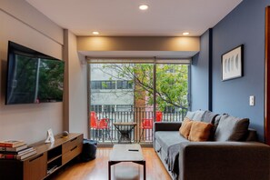 تلفزيون، ألعاب فيديو، كُتُب، ستيريو