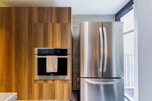 Refrigerador, microondas, horno y parrilla de estufa 