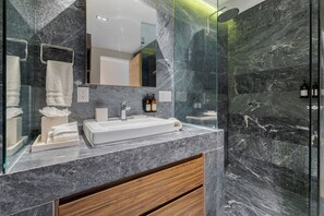 Bathtub, rainfall showerhead, hair dryer, towels - Capitalia - Simply The Best Condo (Ciudad de México)