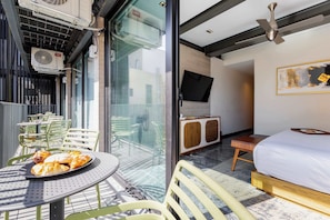 3 habitaciones, escritorio y tabla de planchar con plancha