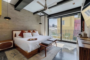3 habitaciones, escritorio y tabla de planchar con plancha