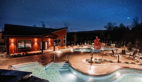 Blue Mountain Village Condo w/ Pool - Steps from Scandinave!