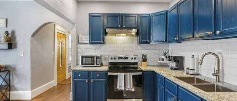 Réfrigérateur, four à micro-ondes, un four, surface de cuisson