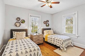 3 bedrooms, iron/ironing board, WiFi, bed sheets - Charming Home! Prime Location! Cozy and Trendy! (Atlanta)
