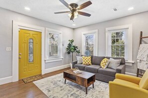 TV, offices - Charming Home! Prime Location! Cozy and Trendy! (Atlanta)