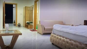 Deluxe Double Room | Iron/ironing board, free WiFi, bed sheets