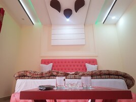 Deluxe Double Room | Iron/ironing board, free WiFi, bed sheets