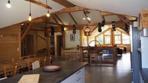 Una cucina rustica con travi in legno, un'isola centrale e lampade a sospensione.