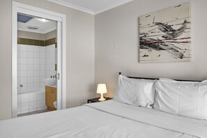 Bathroom - Snug 2-bed Townhouse Near Bustling Shops (Maribyrnong)