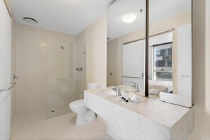 Ducha, secador de pelo y toallas