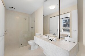 Ducha, secador de pelo, toallas