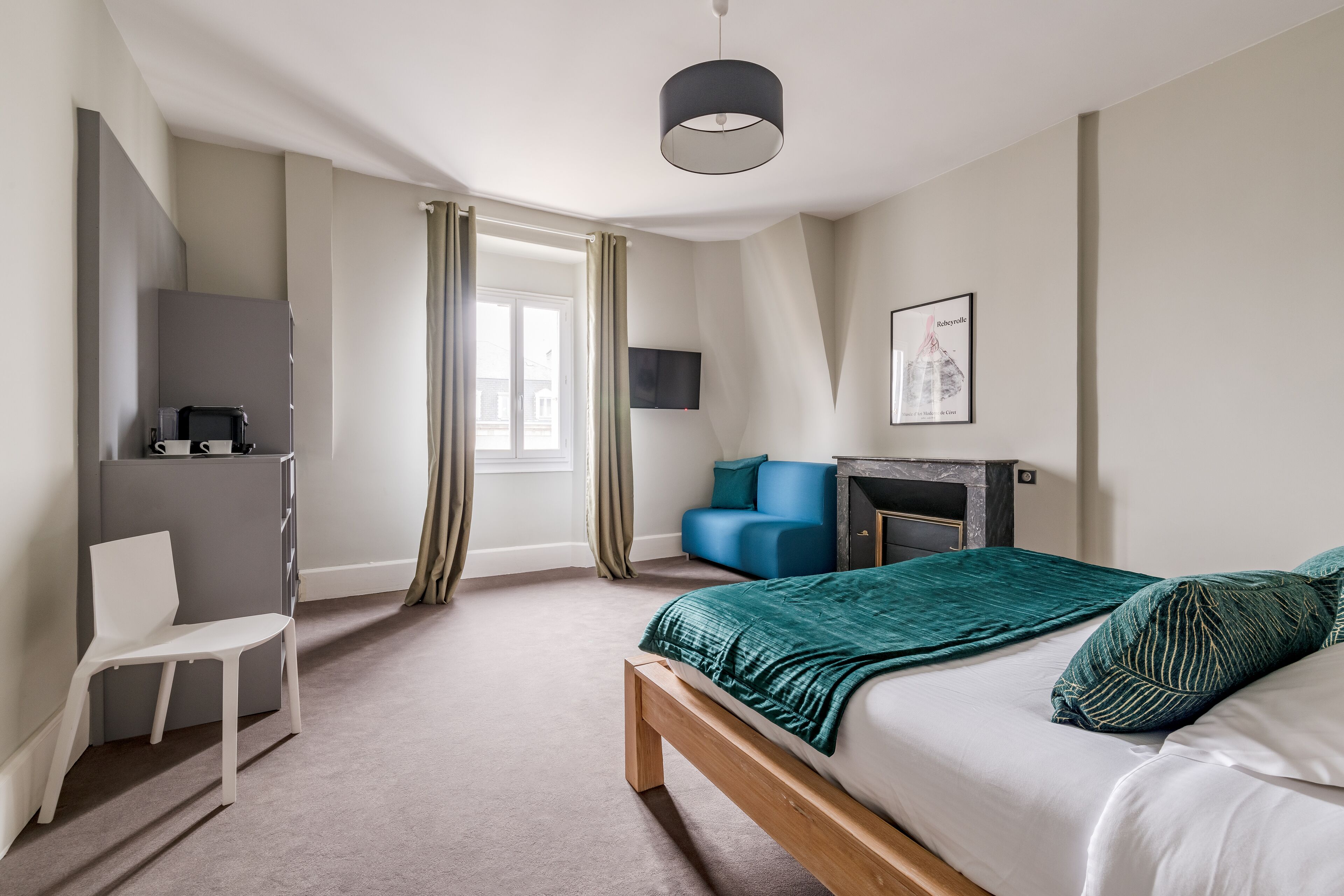 Deluxe Room | Bathroom | Hair dryer, towels, soap, shampoo