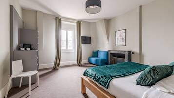 Chambre Deluxe | Salle de bain | SĂšche-cheveux, serviettes fournies, savon, shampoing