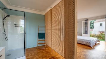 4 bedrooms, desk, soundproofing, iron/ironing board