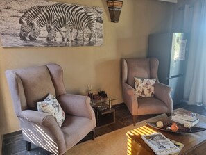 Casa familiar | Área de sala de estar | Televisión de 40 pulgadas con canales digitales y Netflix 