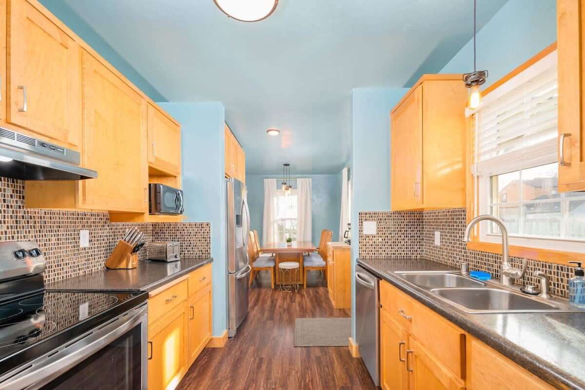 冷蔵庫、電子レンジ、オーブン、コンロ