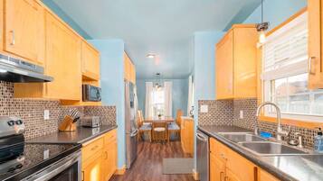 Coffee/tea maker, fridge, microwave, oven