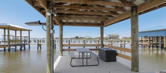 Beautiful Lake House w/ Private Pier & Dock, Kayaks, Fishing + Crabbing Gear