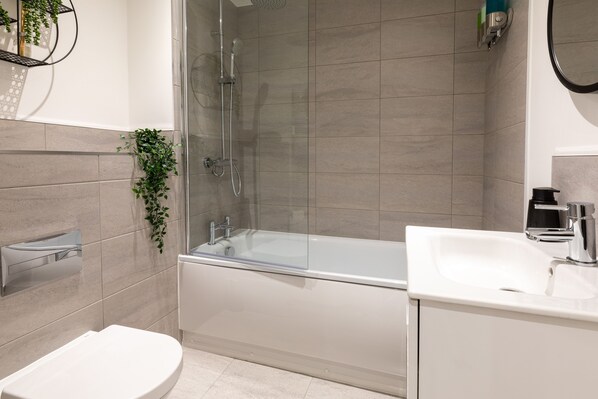 Comfort Apartment, Private Bathroom, Courtyard View | Bathroom