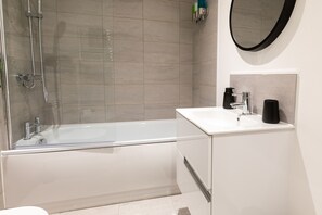 Comfort Apartment, Private Bathroom, Courtyard View | Bathroom