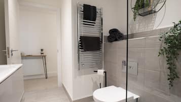 Apartemen Comfort, kamar mandi pribadi, pemandangan halaman | Kamar mandi