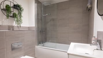 Comfort Apartment, Private Bathroom, Courtyard View | Bathroom