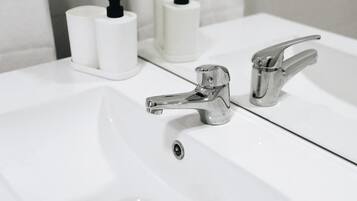 Ensemble douche/baignoire, sèche-cheveux, serviettes fournies, shampoing