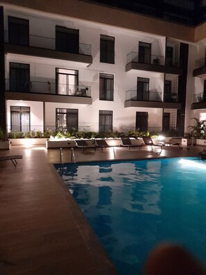 Una piscina al aire libre