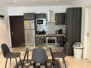 Private kitchen - One bed apartment 8 minutes from the airport, located in prime  area Cantonments (Accra)